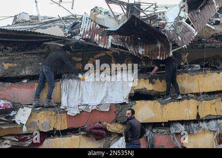 Hatay, Turchia. 08th Feb, 2023. La gente sta cercando i relitti per i sopravvissuti. La Turchia ha vissuto il più grande terremoto di questo secolo nella regione di confine con la Siria. Il terremoto è stato misurato 7,7 magnitudini. (Foto di Tunahan Turhan/SOPA Images/Sipa USA) Credit: Sipa USA/Alamy Live News Foto Stock