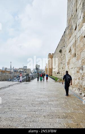 Gerusalemme, Israele - 15 novembre 2022: Mura della città vecchia vicino alla porta della Jafa a Gerusalemme. Israele. Foto Stock