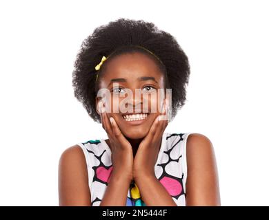 Non potevo essere più felice. Studio ritratto di una giovane ragazza afroamericana con le mani sulle guance che grinning ampiamente isolato su bianco. Foto Stock
