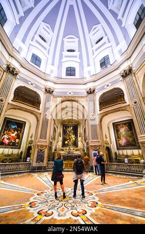 Persone che guardano la pittura di Caravaggio, le sette opere di Misericordia, nella cappella. Al Pio Monte della Misericordia di Napoli, Napoli, Italia Foto Stock