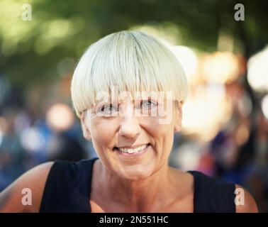 Festaiolo stagionato. Ritratto di una donna matura che si gode un festival musicale. Foto Stock