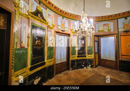 Elaborati affreschi murali a tema classico in una piccola sala ovale dietro la sala da ballo. Al museo del palazzo, Museo Pignatelli di Napoli, Napoli, Italia, Foto Stock