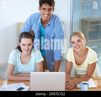 Il miglior team di progettazione dell'azienda. Tre colleghi che lavorano in un officeScolta di tre colleghi che lavorano in un ufficio. Foto Stock