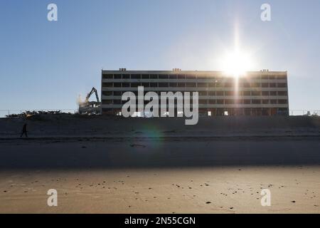 Il segnale viene demolito a Soulac-sur-Mer, Francia sud-occidentale il 7 febbraio 2023. L'edificio è stato evacuato nel 2014 dalle autorità francesi per prevenire un collasso dovuto alle maree marine ed è da allora diventato un simbolo dell'erosione costiera. Foto di Thibaud Moritz/ABACAPRESS.COM Foto Stock