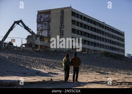 Il segnale viene demolito a Soulac-sur-Mer, Francia sud-occidentale il 7 febbraio 2023. L'edificio è stato evacuato nel 2014 dalle autorità francesi per prevenire un collasso dovuto alle maree marine ed è da allora diventato un simbolo dell'erosione costiera. Foto di Thibaud Moritz/ABACAPRESS.COM Foto Stock