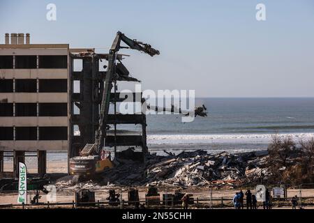 Il segnale viene demolito a Soulac-sur-Mer, Francia sud-occidentale il 7 febbraio 2023. L'edificio è stato evacuato nel 2014 dalle autorità francesi per prevenire un collasso dovuto alle maree marine ed è da allora diventato un simbolo dell'erosione costiera. Foto di Thibaud Moritz/ABACAPRESS.COM Foto Stock