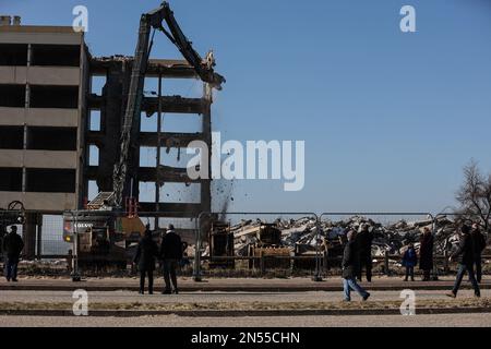 Il segnale viene demolito a Soulac-sur-Mer, Francia sud-occidentale il 7 febbraio 2023. L'edificio è stato evacuato nel 2014 dalle autorità francesi per prevenire un collasso dovuto alle maree marine ed è da allora diventato un simbolo dell'erosione costiera. Foto di Thibaud Moritz/ABACAPRESS.COM Foto Stock