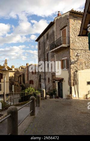 Uno scatto verticale di antichi edifici medievali residenziali e strade lastricate in Italia Foto Stock