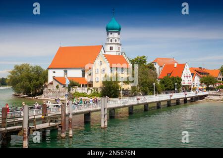 Molo dei traghetti con la Chiesa di San George, Wasserburg, lago di costanza Baviera, Germania Foto Stock