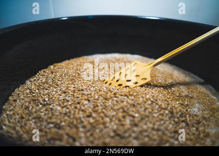 Aggiunta di malto all'acqua per dolcificazione. Foto di alta qualità Foto Stock