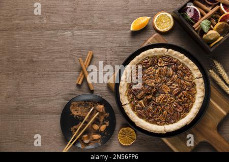 vista dall'alto delizioso tavolo con torta di noci pecan fatte a mano (1). Risoluzione e foto di alta qualità Foto Stock