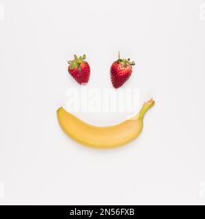 rosso fragola giallo banana sfondo bianco . Risoluzione e foto di alta qualità Foto Stock