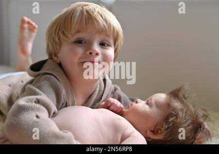 Bambino, 3 anni, con bambino, ragazza, 3 mesi, Baden-Wuerttemberg, Germania Foto Stock