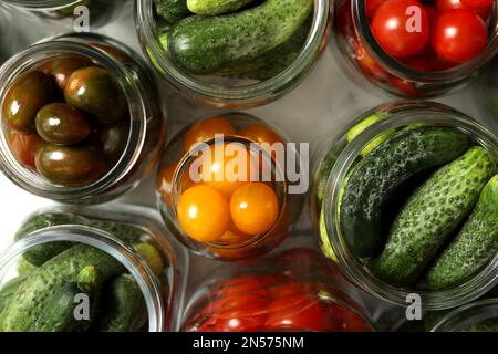 Vasetti da decapaggio con verdure fresche su tavola in marmo bianco, piatto Foto Stock