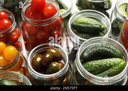 Vasetti di decapaggio con verdure fresche, vista primo piano Foto Stock