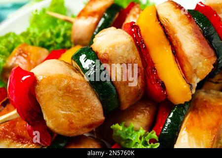 Deliziosi kebab di pollo shish con verdure sul piatto, primo piano Foto Stock