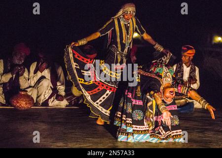 Ghoomar danza, musicisti e ballerini nel deserto del Thar, deserto del Thar, Rajasthan, India Foto Stock