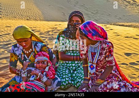 Musicisti e ballerini nel deserto del Thar, deserto del Thar, Rajasthan, India Foto Stock