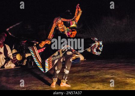 Ghoomar danza, musicisti e ballerini nel deserto del Thar, deserto del Thar, Rajasthan, India Foto Stock