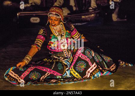 Ghoomar danza, musicisti e ballerini nel deserto del Thar, deserto del Thar, Rajasthan, India Foto Stock