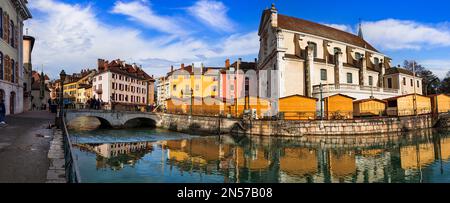 Viaggi in Francia e punti di riferimento. Romantico e bellissimo centro storico di Annecy con case colorate e canali. Regione Haute-Savoia Foto Stock