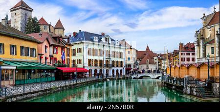 Viaggi in Francia e punti di riferimento. Romantico e bellissimo centro storico di Annecy con case colorate e canali. Regione Haute-Savoia Foto Stock