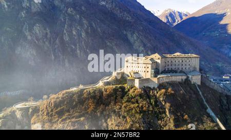 Italia .famosi castelli medievali della valle d'Aosta - imponente forte di Bard. vista aerea del drone Foto Stock