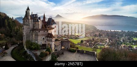 Castelli medievali più belli di Francia - Menthon situato vicino al lago Annecy. vista aerea Foto Stock