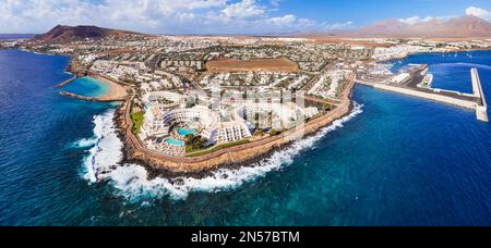 Isola di Lanzarote, Playa Blanca resort. vista panoramica del drone aereo. Isole Canarie di Spagna Foto Stock