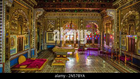 Specchio Hall Sheesh Mahal, magnifici interni, maestoso Meherangarh Fort, Jodpur, Jodpur, Rajasthan, India Foto Stock