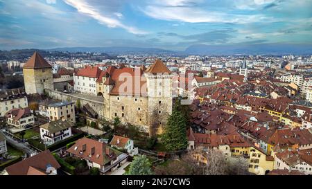 Viaggi in Francia e punti di riferimento. Romantico e bellissimo centro storico di Annecy, vista aerea del paesaggio urbano con castello medievale. Foto Stock
