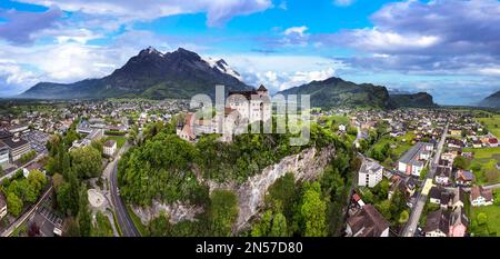 Splendidi castelli medievali d'Europa - imponente Gutenberg in Liechtenstein, confine con la Svizzera, circondato da montagne alpine, vista aerea Foto Stock