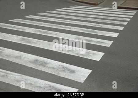 Attraversamento pedonale in una strada vuota della città in autunno Foto Stock