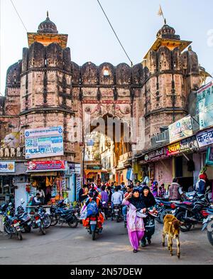 Porta alla città vecchia, mercati colorati e artigiani nel centro storico di Bundi, Bundi, Rajasthan, India Foto Stock