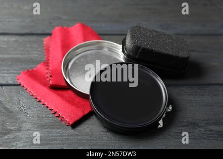 Accessori per la cura delle scarpe su fondo in legno nero, primo piano Foto Stock