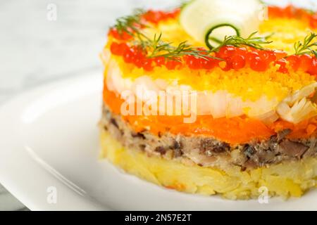 Insalata tradizionale russa Mimosa su piatto, primo piano Foto Stock
