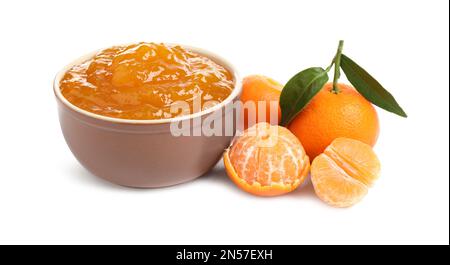 Ciotola di gustosa marmellata e di tangerini freschi su sfondo bianco Foto Stock