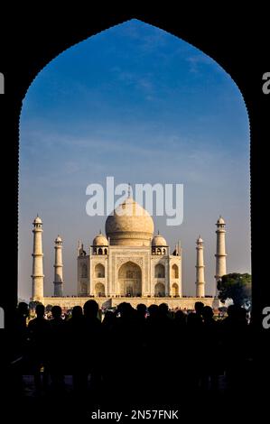 Taj Mahal visto attraverso il cancello d'ingresso, famoso edificio del periodo Mughal Agra, Agra, Utttar Pradesh, India Foto Stock