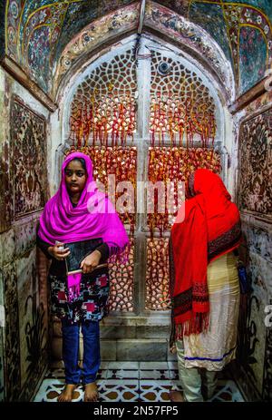 Pellegrini per i desideri del Bambino, Mausoleo dello Sceicco Salim Chishti, Jami Masjid, Fatehpur Sikri, Fatehpur Sikri, Uttar Pradesh, India Foto Stock