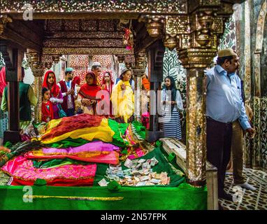 Pellegrini per i desideri del Bambino, Mausoleo dello Sceicco Salim Chishti, Jami Masjid, Fatehpur Sikri, Fatehpur Sikri, Uttar Pradesh, India Foto Stock