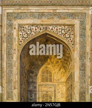 Versetti coranici in marmo bianco, Taj Mahal, famoso edificio del periodo Mughal Agra, Agra, Utttar Pradesh, India Foto Stock