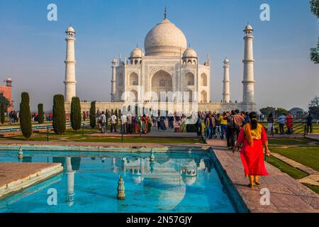 Taj Mahal, famoso edificio del periodo Mughal Agra, Agra, Utttar Pradesh, India Foto Stock
