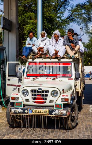 Camion piccolo ben occupato in India, Rajasthan, India Foto Stock