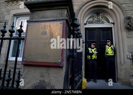 Ufficiali di polizia al di fuori della Corte degli sceriffi di Selkirk, ai confini scozzesi, dove una bambina di 53 anni arrestata in seguito alla scomparsa di una bambina di 11 anni dalle Galashiels dovrebbe comparire oggi. Data immagine: Giovedì 9 febbraio 2023. Foto Stock