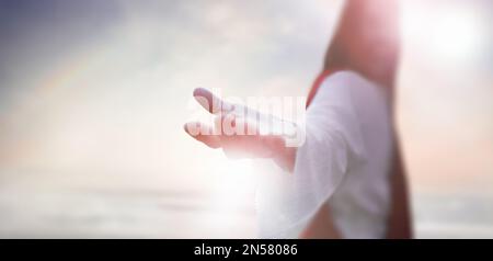 Risuscitò Gesù Cristo che si estendeva a braccia aperte nel cielo, nel cielo e nella croce, nel concetto di amore e salvezza Foto Stock