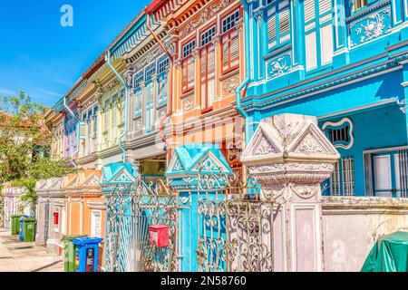 Case cinesi colorate a Singapore Foto Stock