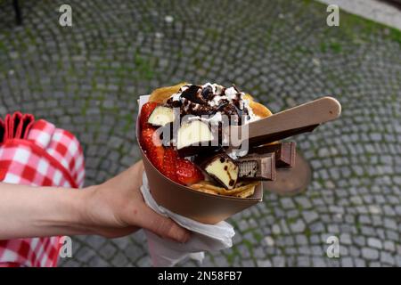 Trdelnik dalla repubblica Ceca. Dessert tradizionale, torta al chimney. Foto Stock