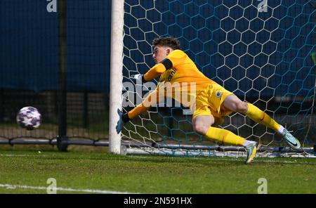 Il portiere Vic Chambaere (1) di Genk ha mostrato di fermare una penalità durante una partita di calcio tra le squadre giovanili di KRC Genk e Juventus durante le partite della UEFA YOUTH League per la stagione 2022-2023 , mercoledì 8 febbraio 2023 a Genk , Belgio . PHOTO SPORTPIX | David Catry Foto Stock