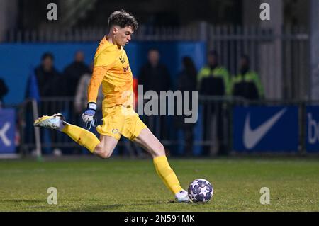 Il portiere Vic Chambaere (1) di Genk ha mostrato di segnare un gol di rigore durante una partita di calcio tra le squadre giovanili di KRC Genk e Juventus durante le partite della UEFA YOUTH League per la stagione 2022-2023 , mercoledì 8 febbraio 2023 a Genk , Belgio . PHOTO SPORTPIX | David Catry Foto Stock