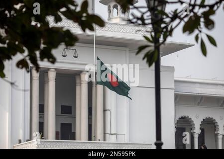 Dhaka, Bangladesh. 09th Feb, 2023. La bandiera nazionale del Bangladesh vola a mezza altezza presso la Corte Suprema di Dhaka. Questo fa parte di un giorno di lutto di Stato per aver segnato le morti nel terremoto in Turchia e Siria. Il Bangladesh ha anche inviato una squadra di salvataggio in Turchia. Credit: SOPA Images Limited/Alamy Live News Foto Stock